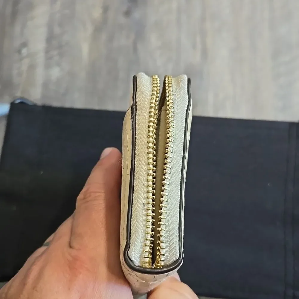 🐢 Coach Avery Embossed roc accordion zip wallet